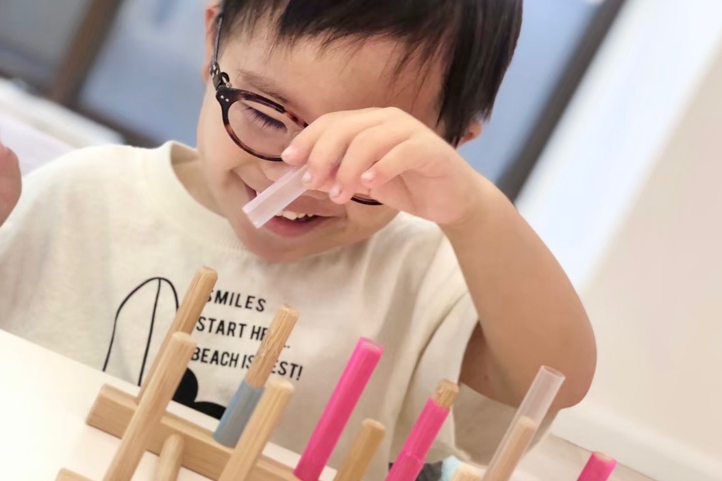 教材を使った個別療育に楽しく取り組むお子さま