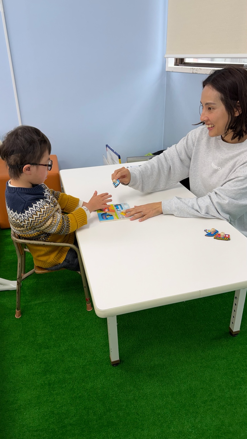 先生と向き合いながら個別療育に取り組むお子さま